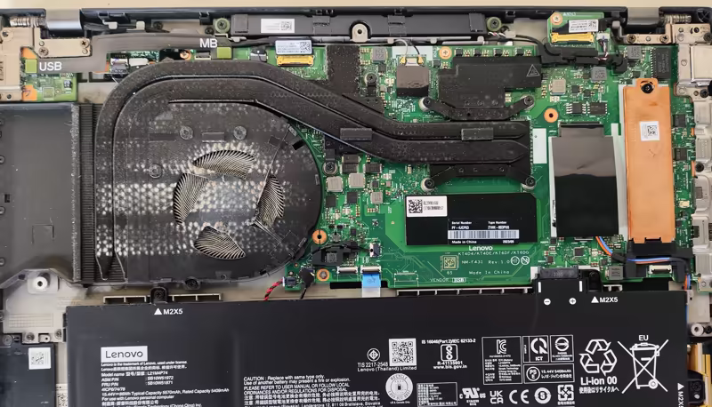 Placa de laptop con acumulación de polvo antes del mantenimiento RenovaBit