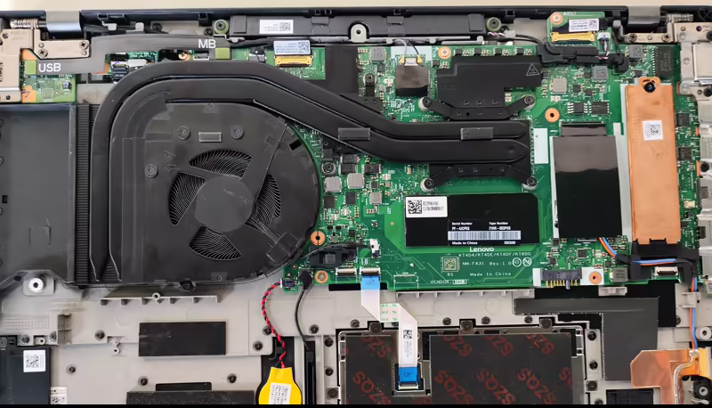 Placa de laptop limpia tras mantenimiento profesional RenovaBit