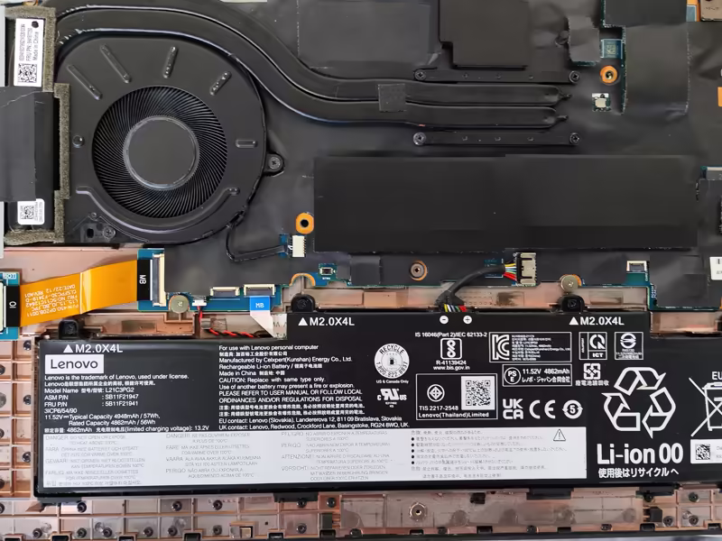 Detalle de motherboard de laptop en el taller de RenovaBit durante una reparación especializada