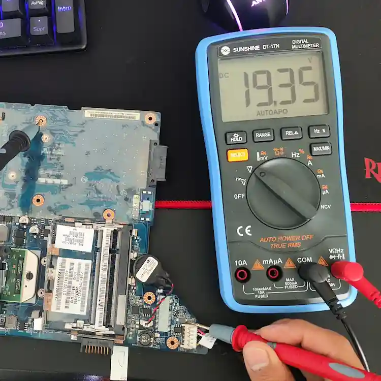 Imagen de RenovaBit Midiendo una placa de laptop